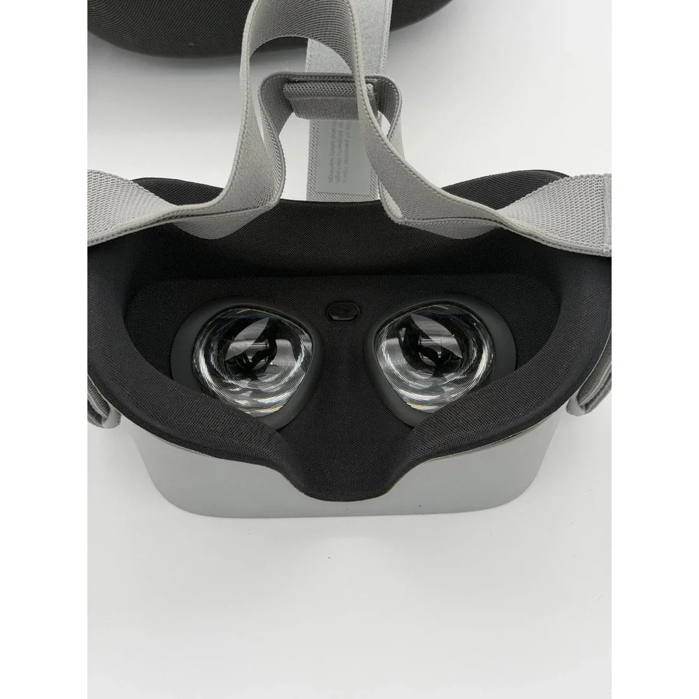 Oculus Go Standalone VR Headset Grey All-In-One with Controller and Travel Case
